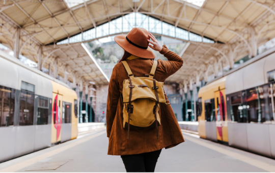 Femme train (c) Canva via Evablancophotos
